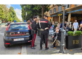 Stava scattando delle foto all'attore in un locale di via Veneto