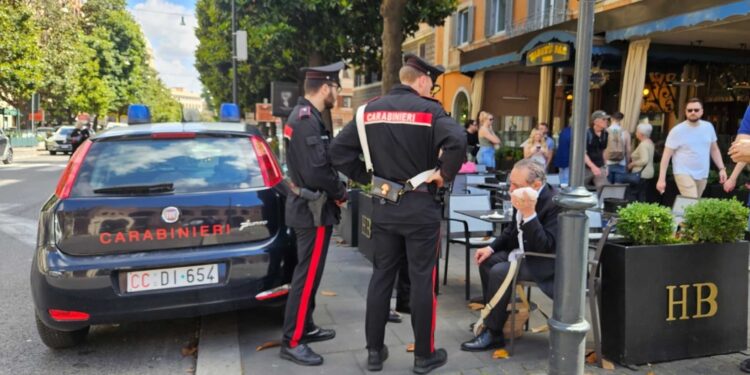Stava scattando delle foto all'attore in un locale di via Veneto