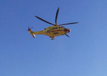 Giocava in terrazza mentre la madre allattava il fratellino