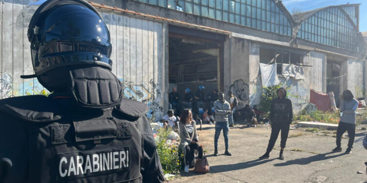 Nella struttura vivevano nel degrado 46 persone. Trovata droga