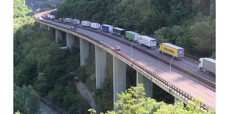 Il traffico leggero invece scorre sulla corsia di sorpasso