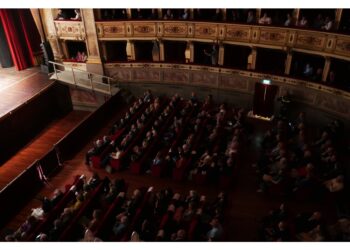 Festa a teatro con ad di Ferrari