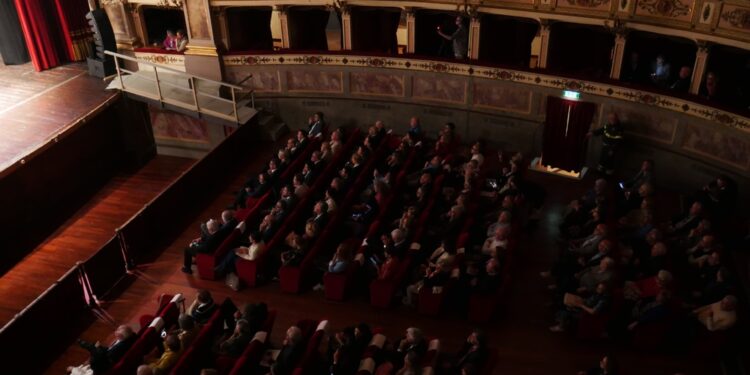 Festa a teatro con ad di Ferrari