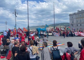 Cgil sfila con le associazioni. Sindacati base