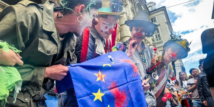 La manifestazione sta attraversando le vie del centro di Torino
