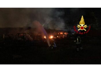 Fiamme per un guasto all'impianto elettrico di una vettura