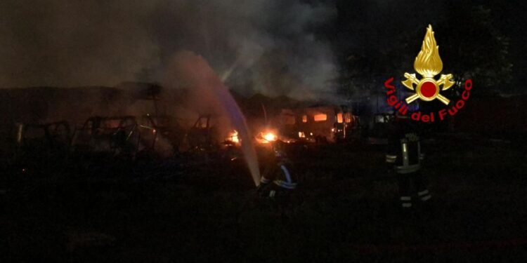 Fiamme per un guasto all'impianto elettrico di una vettura