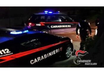 Controllo dei carabinieri ad un banco farmaceutico solidale