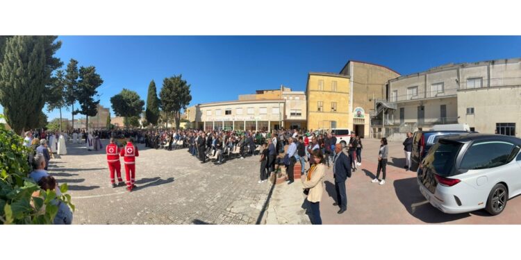 Vescovo celebra le esequie nel cortile dell'oratorio ad Alcamo