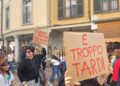Uno striscione apre il corteo
