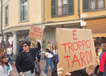 Uno striscione apre il corteo