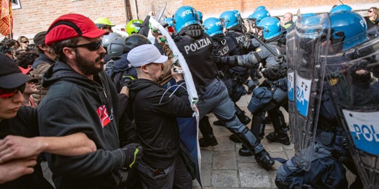 Durante la protesta dei centri sociali del Triveneto