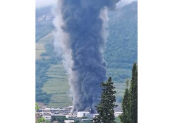 Un enorme colonna di fumo sulla città