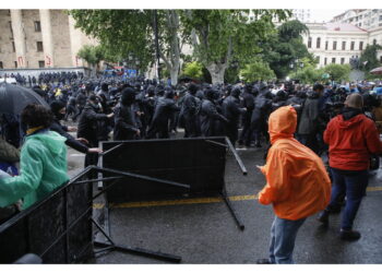 Manifestanti tentano di sfondare barricate d'acciaio