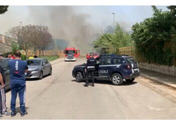 Sul posto stanno operando diverse squadre vigili del fuoco