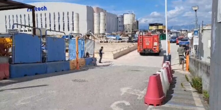 Cede il terreno durante i lavori di scavo a Capodichino