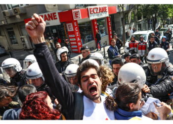 Manifestanti tentano di raggiungere Taksim nonostante i divieti