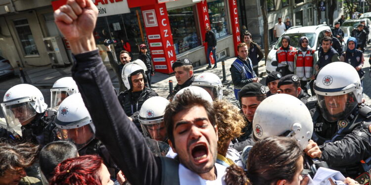 Manifestanti tentano di raggiungere Taksim nonostante i divieti
