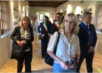 Figlia Bob Kennedy in visita al campo di internamento di Tarsia