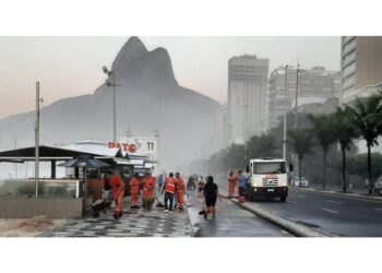 Squadre del comune carioca ripuliscono l'avenida Delfim Moreira