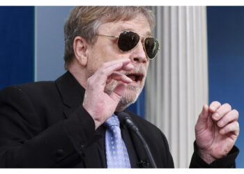 Hamill nello Studio Ovale riceve in dono gli occhiali Aviator