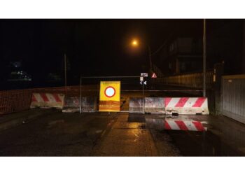 Alcuni pezzi di cornicione caduti da un palazzo in centro città