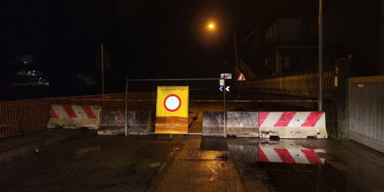 Alcuni pezzi di cornicione caduti da un palazzo in centro città