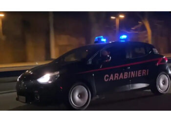 Anche auto di traverso in strada per rallentare la polizia