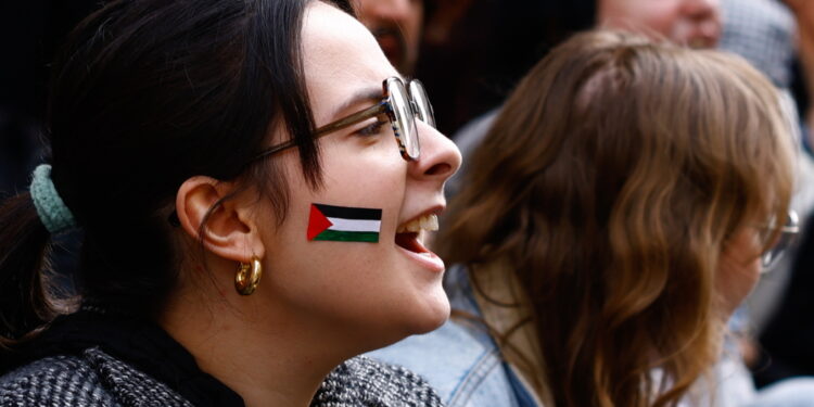 Uno studente in sciopero della fame. Tende piantate alla Sorbona