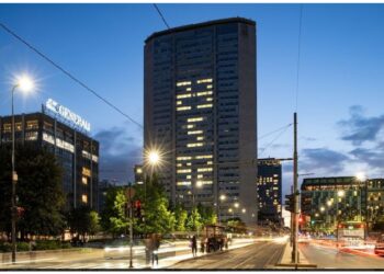 E Palazzo Lombardia con ultimo piano illuminato