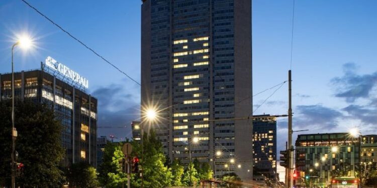 E Palazzo Lombardia con ultimo piano illuminato