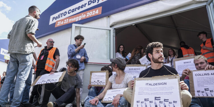 Gli studenti: "Nessun accordo con la guerra"