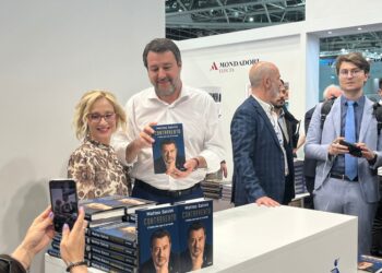 Firma copie e bagno di folla negli stand tra selfie e abbracci