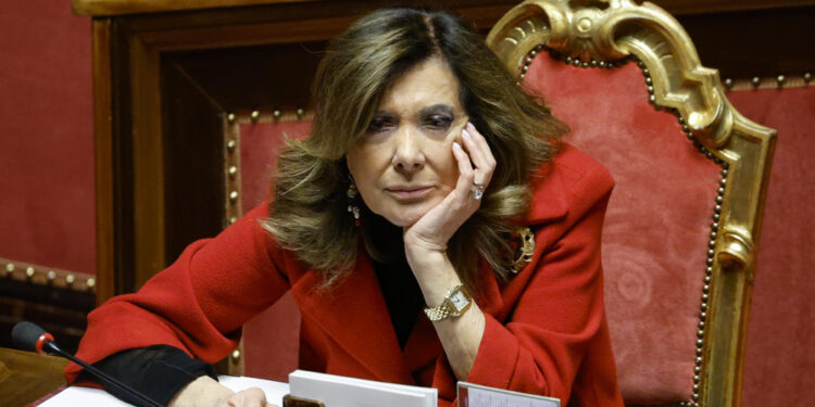 Ministro accusata di aver fatto un gestaccio in Senato
