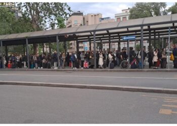 Lunghe file e interminabili attese in Stazione Centrale