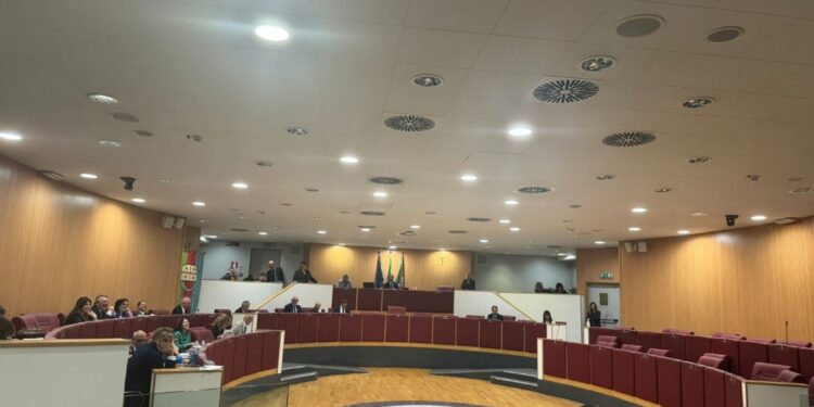 Momenti di tensione in aula e sugli spalti durante discussione
