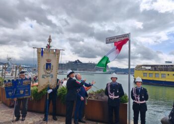 Di fronte al comando della Capitaneria di Porto