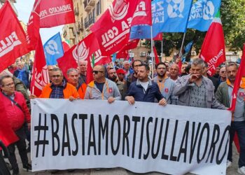 Sit in davanti prefettura Palermo nel giorno dello sciopero