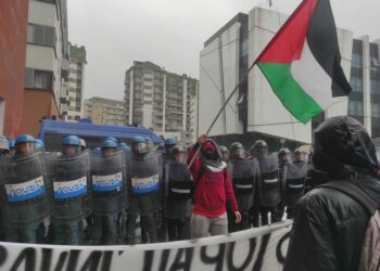 Tra gli slogan: "Fuori la guerra dall'università"