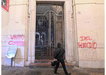 Scritte sui muri durante la fiaccolata per la Nakba