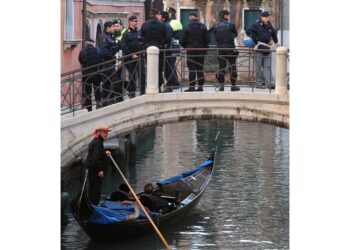 Lunghe code in entrata al centro storico per i controlli