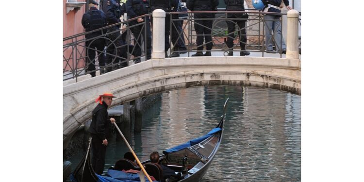 Lunghe code in entrata al centro storico per i controlli