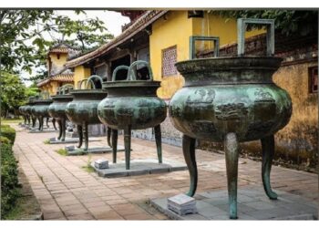 Si trovano nel cortile della Città Viola a Hue