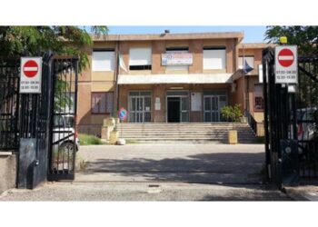 A Corigliano-Rossano fuori dall'istituto tecnico-commerciale