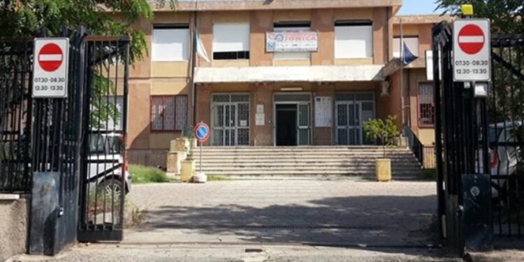 A Corigliano-Rossano fuori dall'istituto tecnico-commerciale