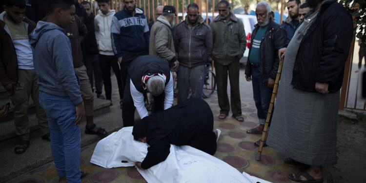 'Un palestinese ucciso e feriti in bombardamento a Khan Yunis'