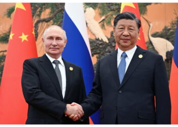 Stretta di mano tra i due leader in piazza Tienanmen a Pechino