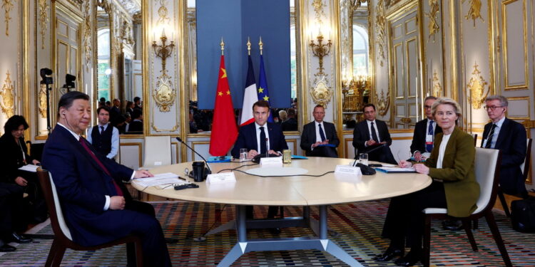 Presidente cinese durante il vertice con Macron e Von der Leyen