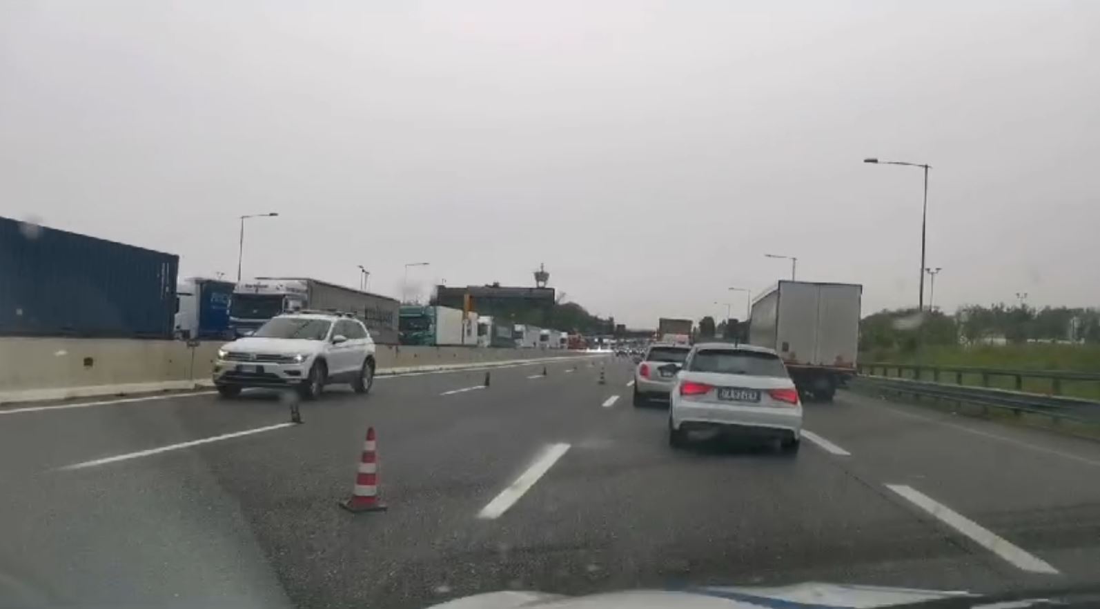 Autostrada A9, dopo la festa in Svizzera i soliti disagi. Code di tir per le operazioni doganali. Traffico anche in città