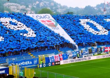 La coreografia dei tifosi per la partita tra Como e Cittadella